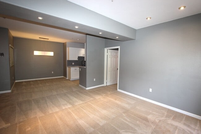 Building Photo - Light & Bright 2 bedroom 2 bathroom condo ...