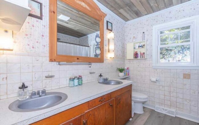 Building Photo - Beautiful 3 Bedroom Ranch