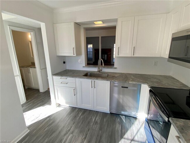 Foto del edificio - 4740 Greenlaw Dr