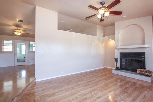 Foto del edificio - Large 2 story Home in Prescott Valley