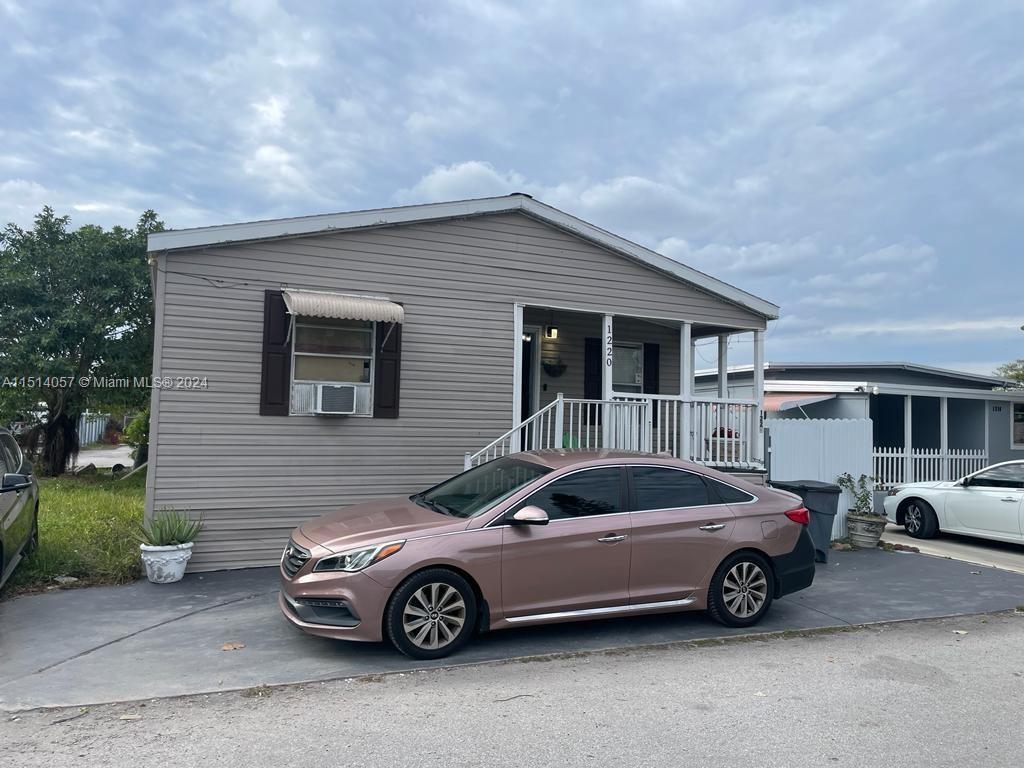 Foto principal - 1220 SW 127th Ct