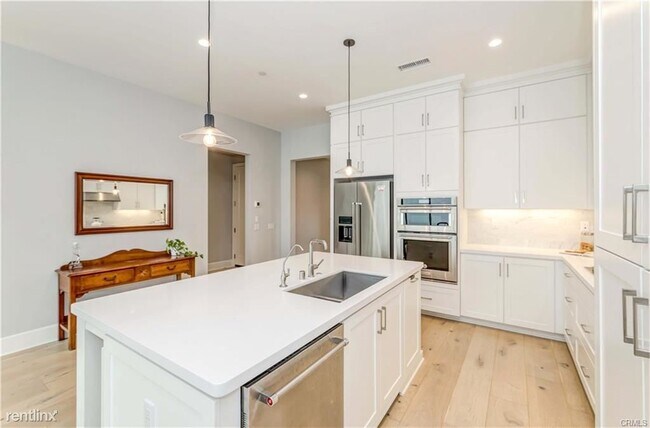 Building Photo - 3 br, 2.5 bath Condo - 124 Bellini