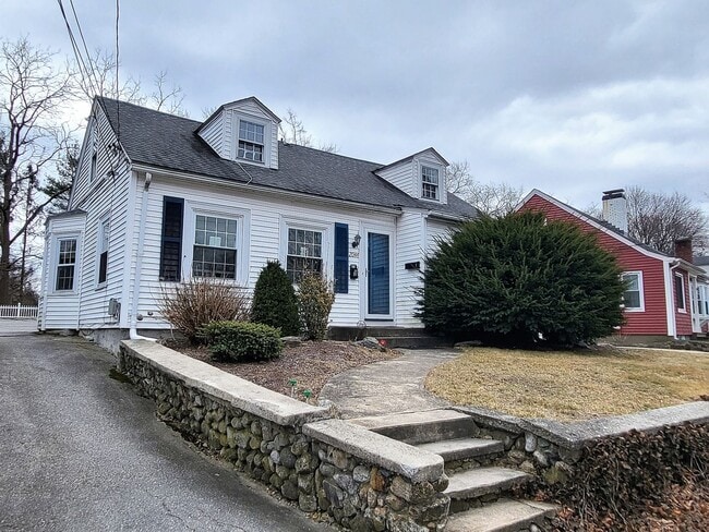 Building Photo - 2044 Cranston St