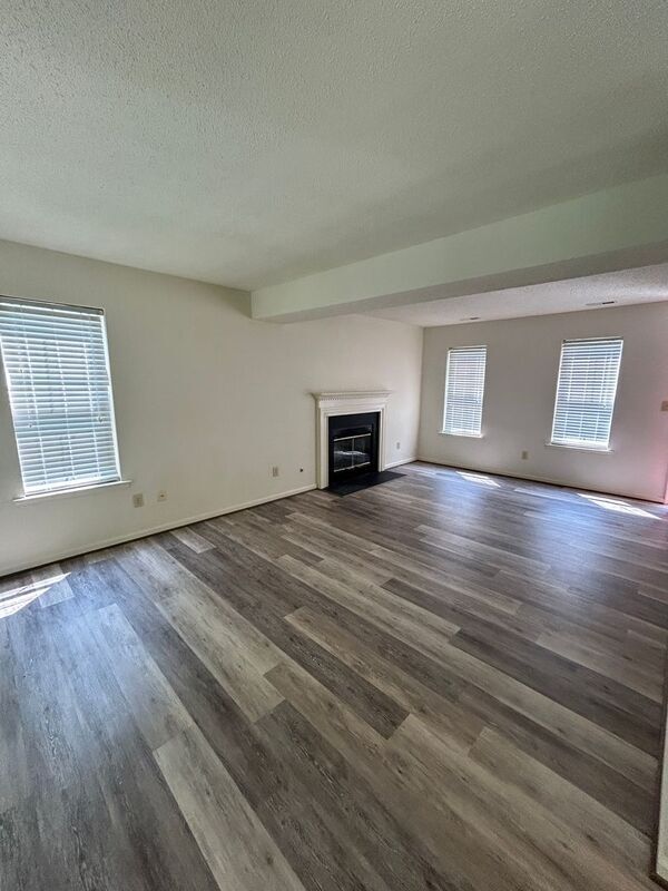 Foto del edificio - 3985 Longhill Station Rd