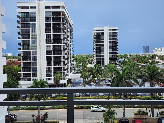 Building Photo - 2030 S Ocean Dr