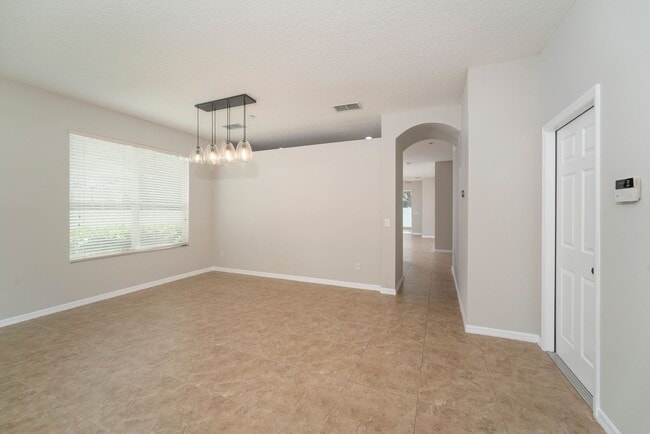 Building Photo - Cute and Spacious 3/2 Home with Bonus Room...