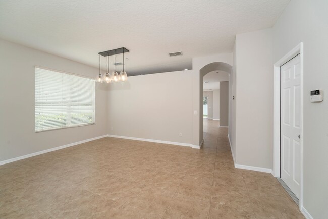 Building Photo - Cute and Spacious 3/2 House w/Bonus Room i...