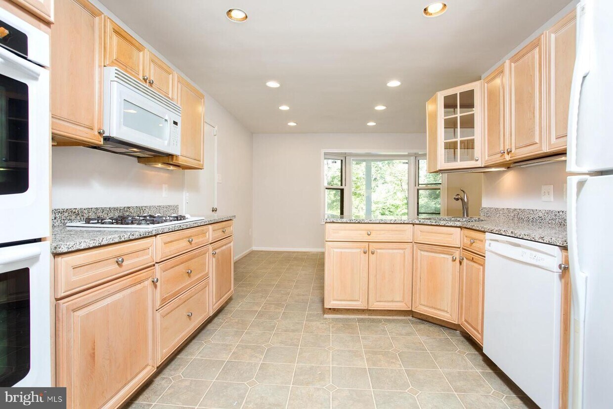 Primary Photo - 7415 Churchill Rd