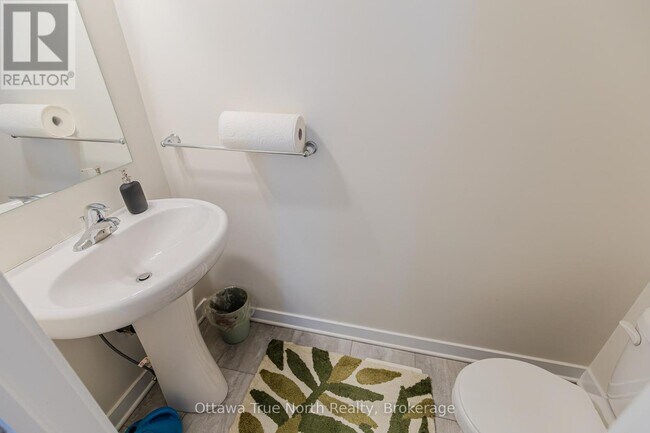 Building Photo - 53 Wicket Private