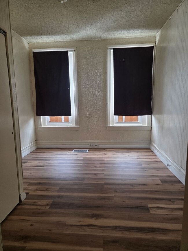 Building Photo - 654 Chestnut St