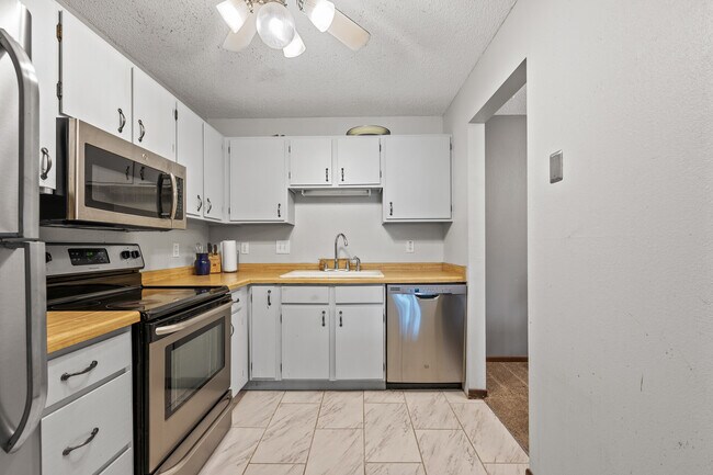Foto del edificio - 3850 Plymouth Blvd