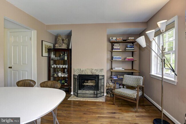 Foto del edificio - 4948 Bradley Blvd