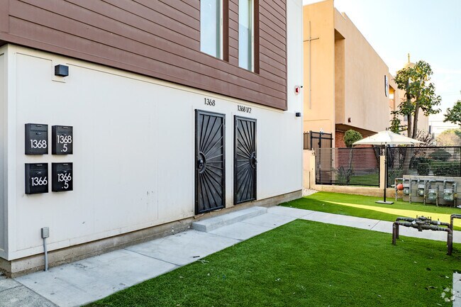 coliving en la puerta principal - 1366 West 35th St