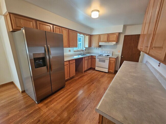 Building Photo - 3 Bed 2 Bath house in Rustic Hills 80915!