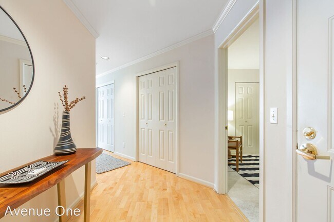 Building Photo - 3 br, 2 bath House - 1417 Queen Anne Ave N...