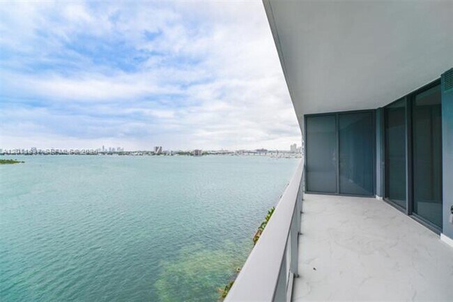 Foto del edificio - 700 NE 24th St