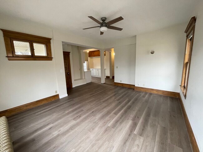 Sala de estar (ángulo 2) - 776 Dayton Ave