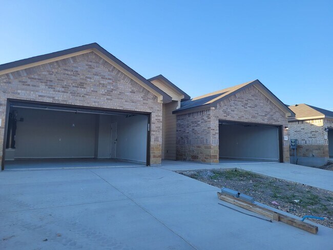 Building Photo - Luxury Townhome New Braunfels