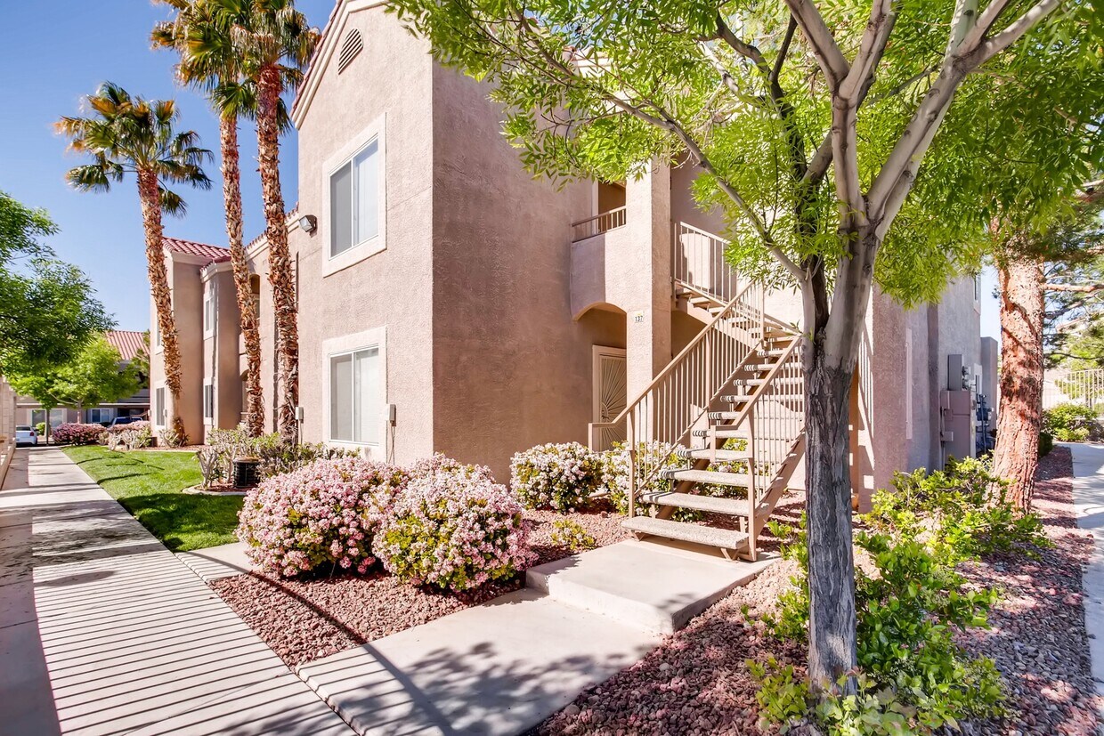 Primary Photo - Stunning 2 BR in beautiful location