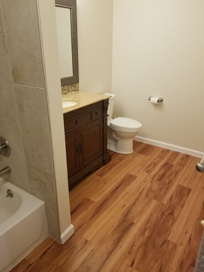 Baño amplio y reformado - 1225 W Prospect Rd