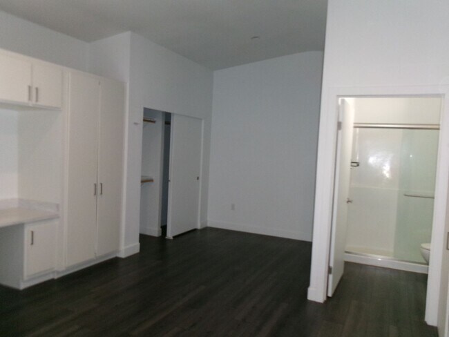 Building Photo - R02-462-MF