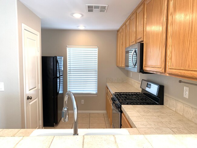 Building Photo - 3 Bedroom House in gated community