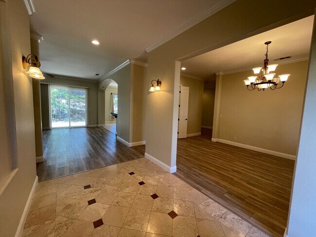 Building Photo - Paver Stone Patio & Your Own Private Putti...