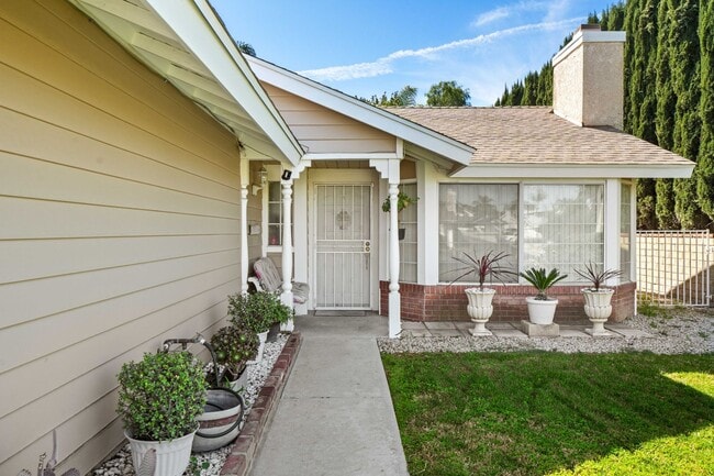 Building Photo - Wonderful Single Story Home with Great Yard in Santa Clarita!