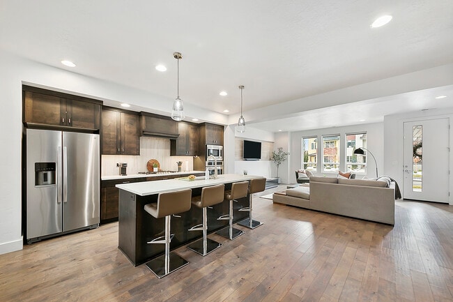 Foto del edificio - 3714 E Parkcenter Blvd