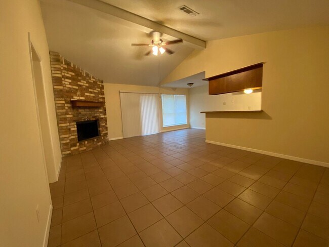 Foto del edificio - Charming 3 bed/2 bath home for rent in the Old River Manor subdivision in Channelview,