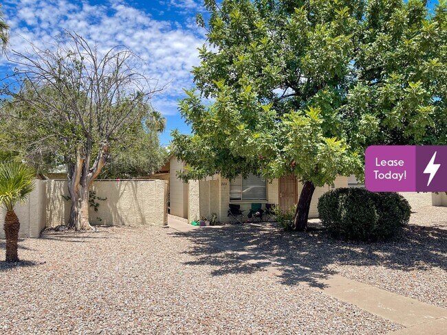 Building Photo - 2614 E Glenrosa Ave