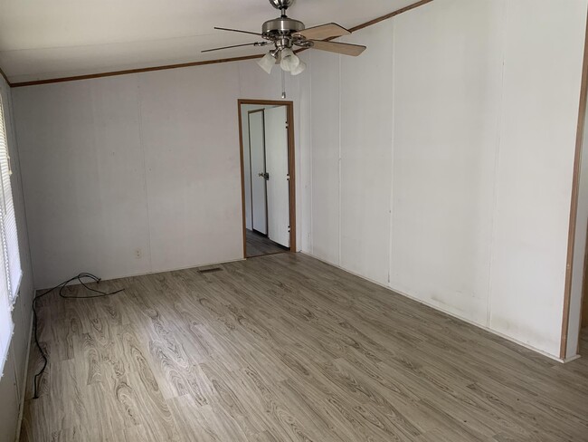 Building Photo - 304 Holiday Dr