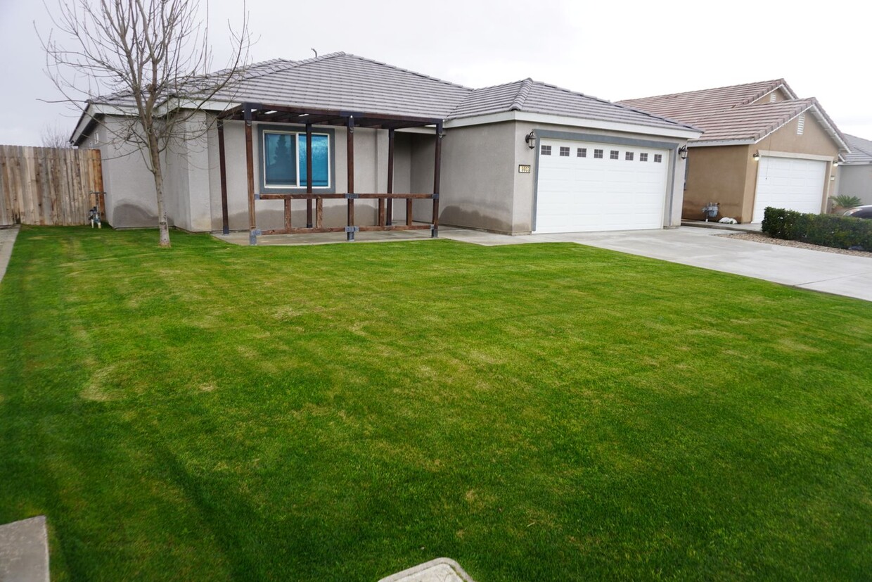 Primary Photo - Stunning Home Off of Taft Highway and Sout...