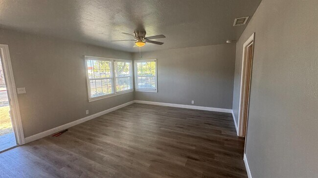 Foto del edificio - 1235 W Griffith Way