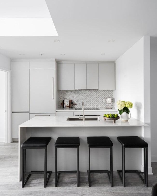 Building Photo - 1000 Rue De Port-Royal E
