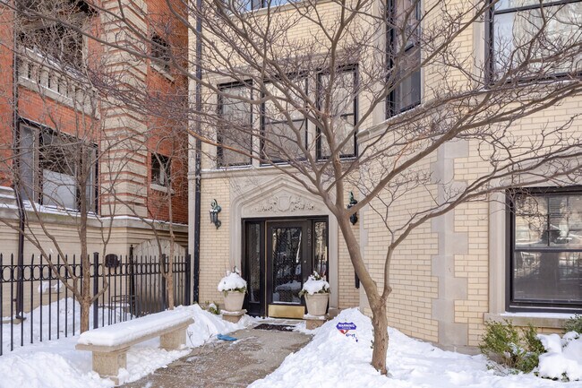 Entrance - 635 W Sheridan Rd