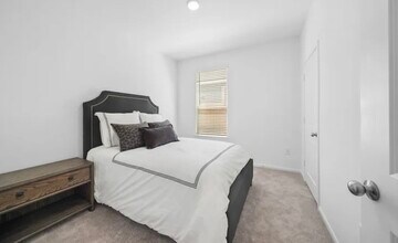 Building Photo - 248 Seven Pnes Dr