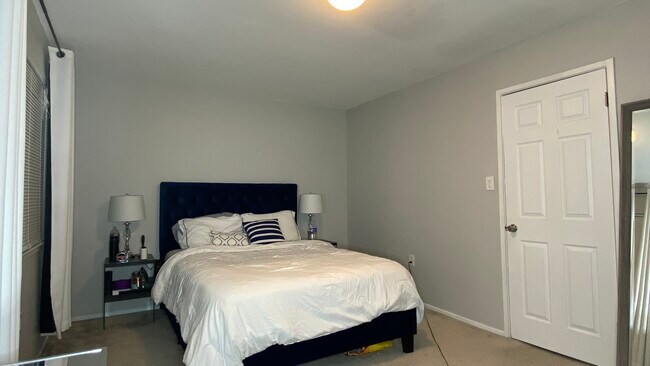 Foto del edificio - 7510 Courtney Pl