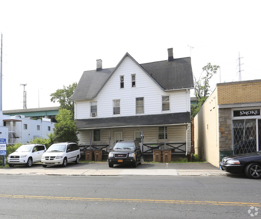 Building Photo - 825-827 E Main St
