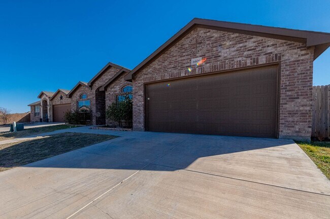 Building Photo - 4 Bedroom 2 Bathroom Ready to rent April 1st, 2026