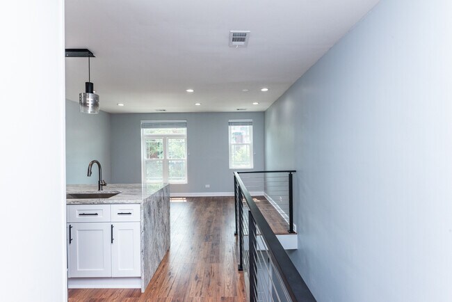 Foto del edificio - 2332 W Warren Blvd