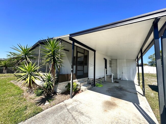 Building Photo - 1815 Woodcrest Dr