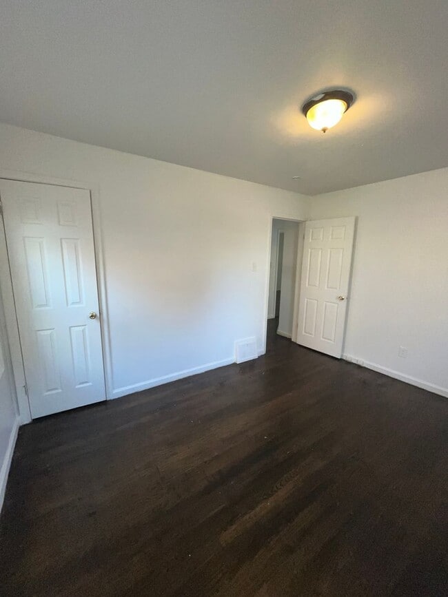 Building Photo - $1,000 -  3 bedroom Bungalow