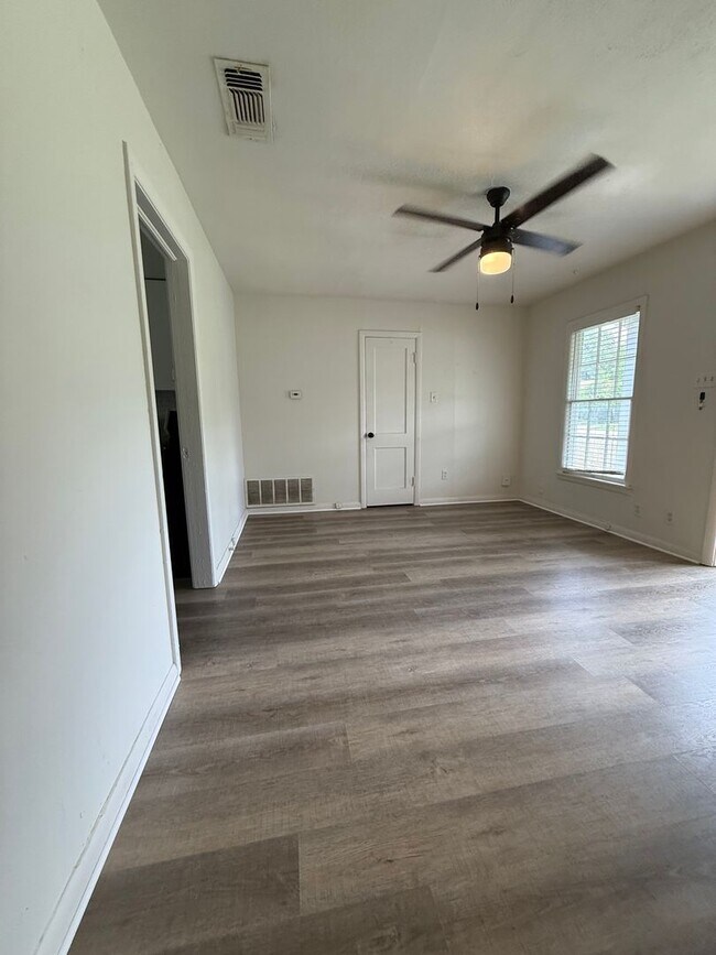 Building Photo - 2/1 COMING SOON -NEWLY RENOVATED