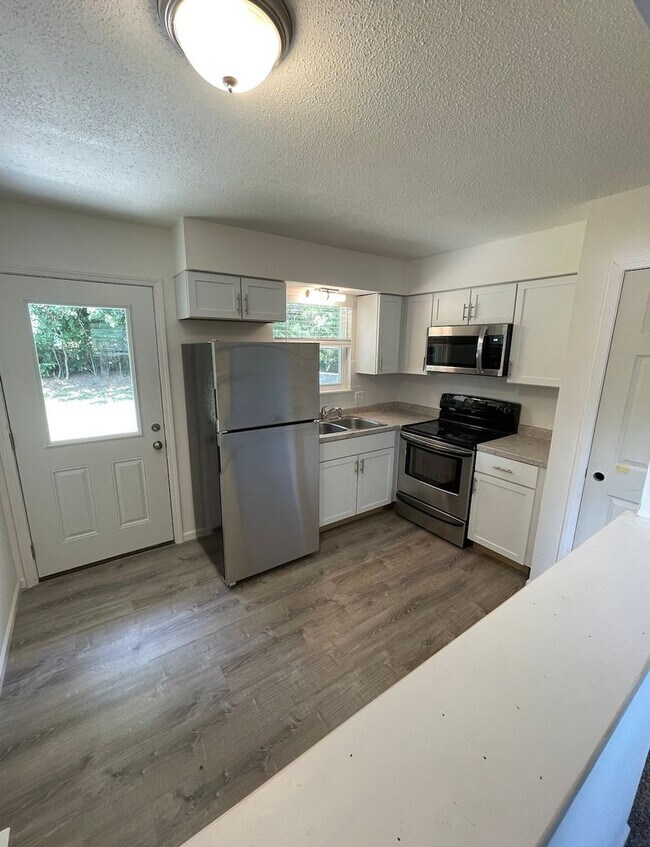 Foto del edificio - Two Bedroom Unit Available For Rent!