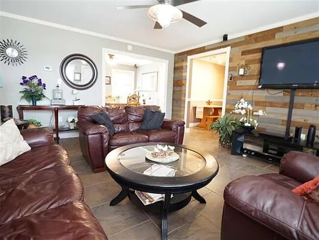 Building Photo - Charming house