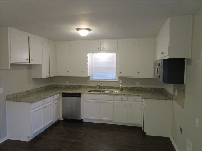 Building Photo - 2805 Sierra Dr