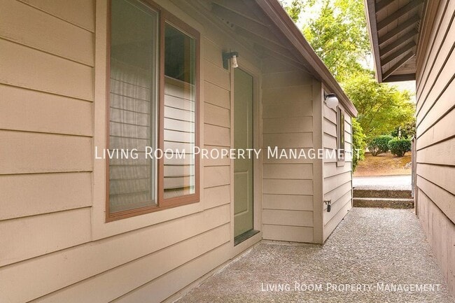 Building Photo - Recently Renovated Retro Townhome.