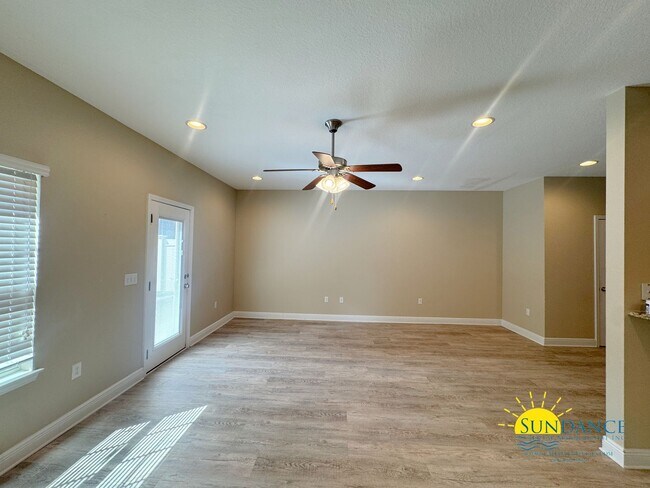 Building Photo - Spacious 3-Bedroom in Navarre with a Community Pool!