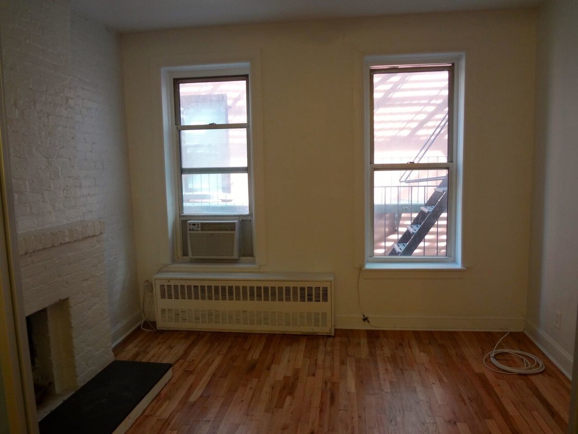 Building Photo - 251 W 26th St